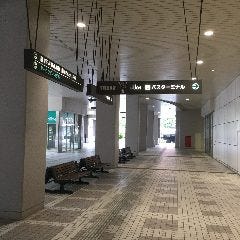 地下鉄出口より真っ直ぐ進んでいただきますと、バスターミナルの案内板が出てきます。