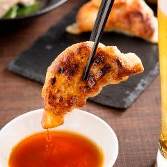 手作り焼き餃子は一般的な大きさの約2倍!厚めの生地が特徴です