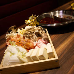 “白湯・麻辣”2種のスープで食す薬膳火鍋コースが一押しです