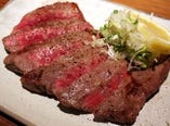 沖縄県産黒毛和牛の希少部位の「イチボ焼」。適度な弾力とジューシーで旨味たっぷりの上質なお肉です。糸満の荒塩をつけて召し上がれ。