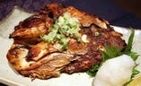 「沖縄県産マグロのカマの塩焼き」香ばしく焼き上げたカマ、まるでお肉のような味、かつヘルシーで泡盛にもぴったりです。
