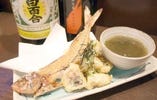 沖縄料理で定番の「グルクンの唐揚げ」。丸ごとで出てくることが多いですが、当店では食べやすく身と骨にわけています。ふっくらとした身は海の香りのアーサのあんをつけて、骨はバリバリとせんべいのようにどうぞ 。