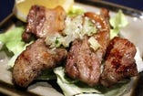 沖縄県産豚「あぐ～」脂身に甘みがあり、一番人気ともいえるブランド豚。シンプルに塩焼きで、レモンをキュッとしぼって召し上がれ。
