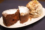 シメの別腹デザートには「フォンダンショコラの北海道アイス添え」がオススメ！濃厚なチョコ好きにはたまりません！