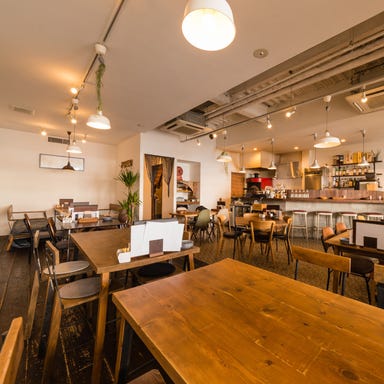 cafe dining wood  店内の画像