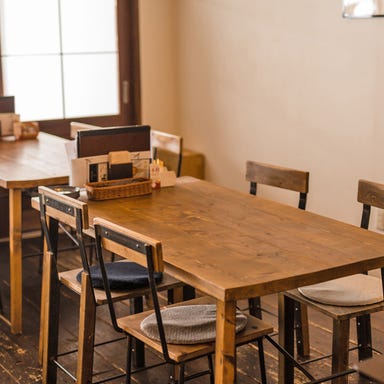 cafe dining wood  店内の画像