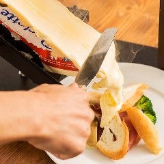 トロトロに溶けたラクレットチーズをお席でお掛けします♪