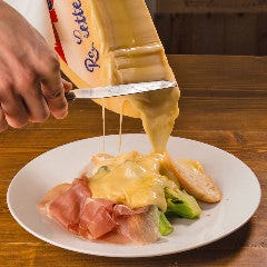 温野菜と生ハムの上にとろ～り♪目でも楽しめるラクレットチーズ