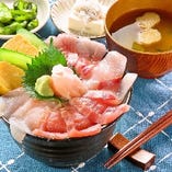 下田漁港直送鮮魚が入った豪華海鮮丼♪新鮮な味わいを召し上がれ