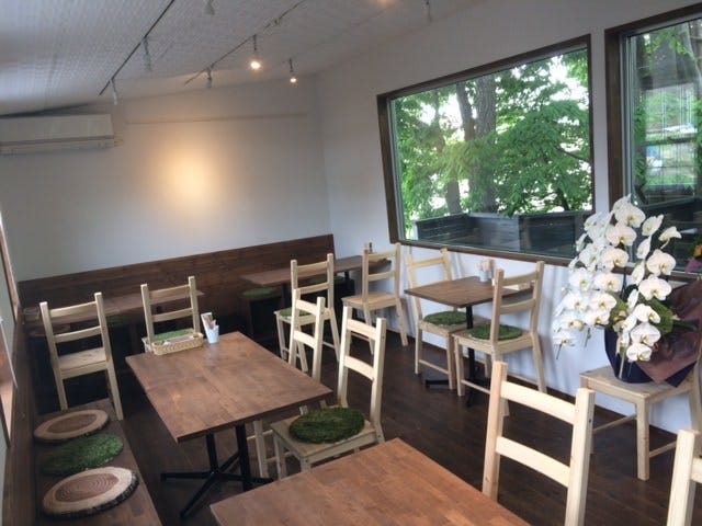 店内テーブル席は木目と白を基調としたカジュアルな雰囲気です。