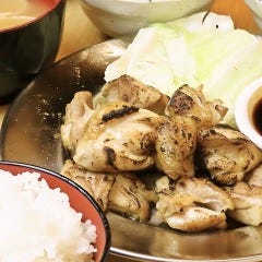 とろろ付き定食で味わう贅沢な鶏ランチ