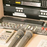 【貸切機材も充実】
マイクやプロジェクタースクリーンなど完備