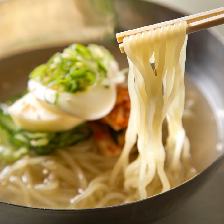 〆にオススメ、本格韓国冷麺！牛骨スープとモチモチ麺の相性◎