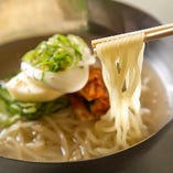 〆に、お食事に本格韓国冷麺　特製スープと、もちもち麺が◎