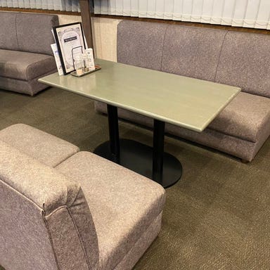 8屋(和牛ステーキ丼と欧風和牛カレーのお店)_ソファー席(2~5名様×3卓)