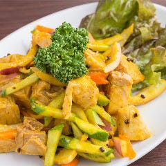 蒸し鶏とガーリックのスパイシーサラダ 隠れ家居酒屋ダイニング 食べ放題 SITA 中目黒本店_蒸し鶏とガーリックのスパイシーサラダ