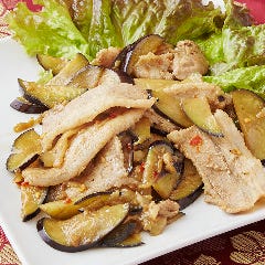 大きなナスの入った豚バラ炒め 隠れ家居酒屋ダイニング 食べ放題 SITA 中目黒本店_大きなナスの入った豚バラ炒め