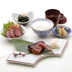 ランチには旬の味わいを楽しめるコースと定食をご用意しました
