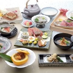 旬の素材をふんだんに使用した彩りも華やかなコース料理