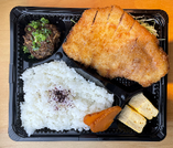 NEW！赤味噌をつけて食べる　塩麹とんかつ弁当