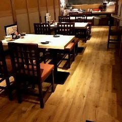 人数に合わせてお席をご用意します。テーブル席でお気軽にどうぞ