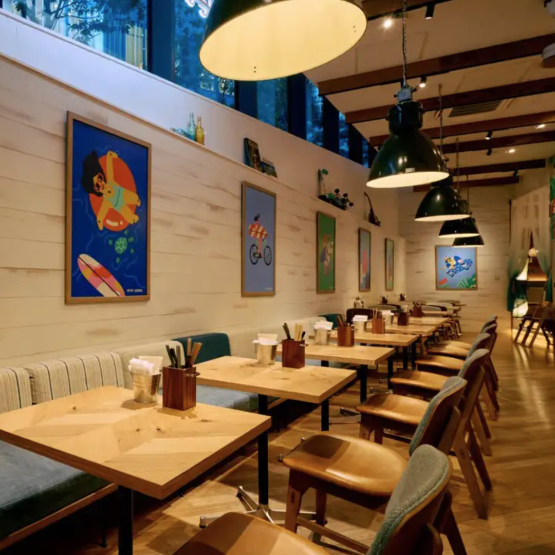 ハワイの海の家のような、エキゾチック感あふれるハレアイナ・ホア渋谷の店内