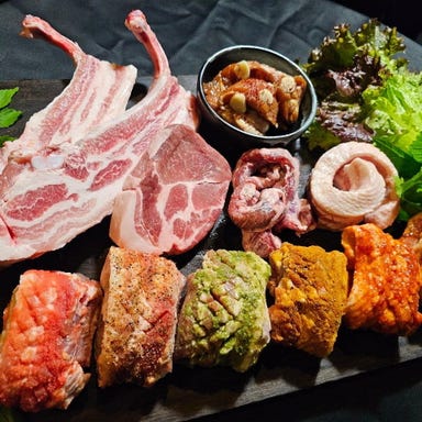 炭いぶし極上サムギョプサル テジワン_炭薫る骨付き極上サムギョプサル