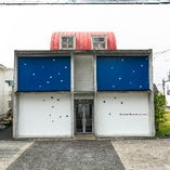 西岐阜駅南口から徒歩17分。コンクリート壁のお洒落な建物です。