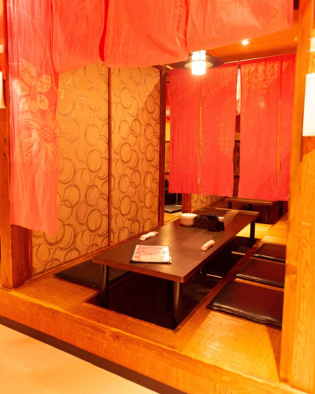 のれんを仕切りにした食べ飲み個室空間 スミレ菫 難波店の個室席