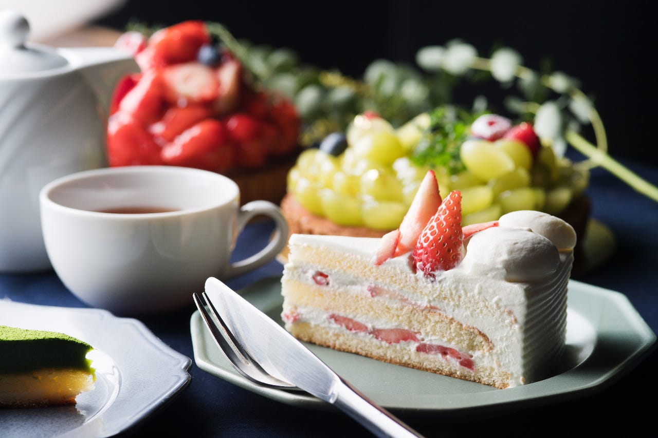 お皿に盛りつけられた季節のショートケーキ