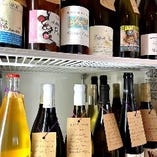 自然派ワインの薄旨系が多く取り揃えています。日本酒もあり