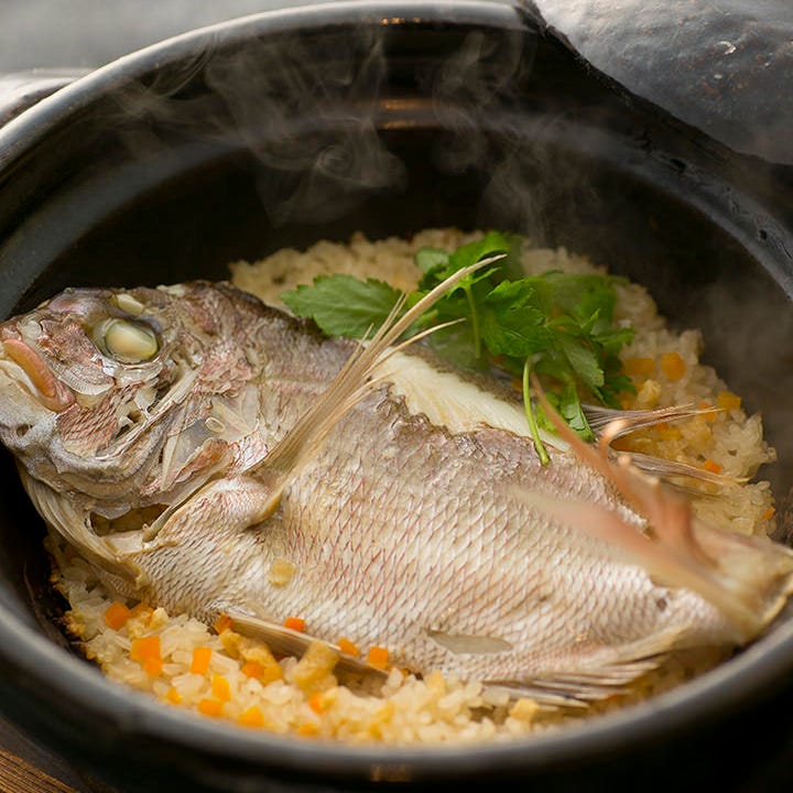 明石・徳島の天然鯛を丸ごと土鍋炊き