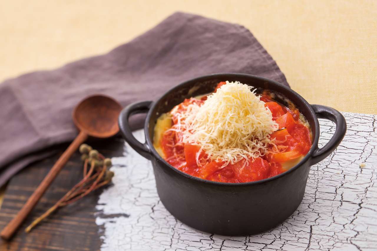 黒い鍋に入った生トマトをまるごと1個使ったトマトクリームペンネグラタン