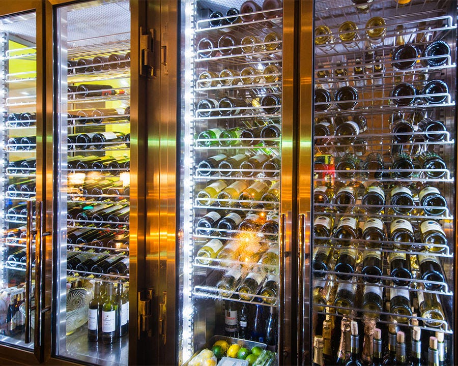 各国3800円均一のワインが大型セラーにて
品質管理されています