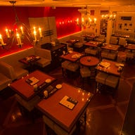 スペイン料理&ワイン LOBOS 日比谷店_赤い壁・白いソファーにシャンデリア