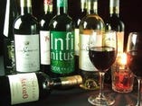 世界各国のワインが大型ワインセラーにて品質管理されています