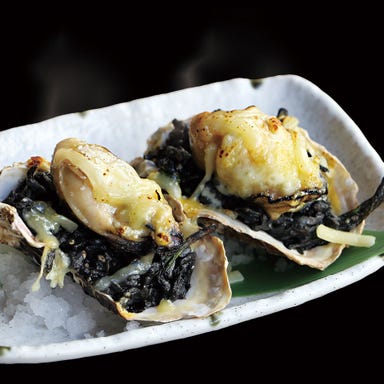 海のちんぼらぁ_イカ墨リゾットと牡蠣のチーズ焼き