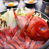 旨みたっぷりの金目鯛から溢れる出汁を使い、たくさんの野菜を盛り込んだ贅沢なすき焼きです