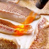 鯛のタタキ　刺身用の鯛を塩コショウで〆てから、皮面を炙っています。独特の食感を楽しんでください！