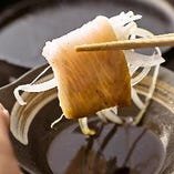 海鮮焼きしゃぶの美味しい楽しみ方　サッと炙ってオニオンスライスを包んで特製ポン酢をつけてパクッ！