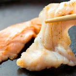 お刺身として扱う新鮮な旬魚を、鉄板で炙って味わう海鮮焼しゃぶ