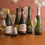 料理に合うお酒を多数ご用意。イタリアの格付けにも認められたワインは、手軽なグラスでご提供。