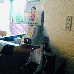 入り口で検温・消毒を実施しております。非接触ですので清潔です。