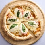 ふわふわ＆もちもちのピザは自慢の美味しさ。