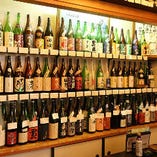 壁に飾られた日本酒は圧巻！