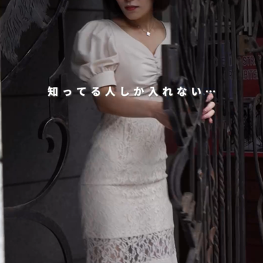 CAFE & BAR POKKE_一見入口とはわからない門を入ると、