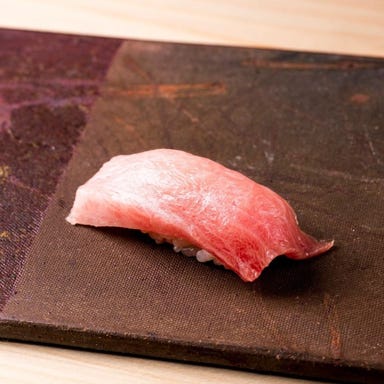 鮨 由う_鮨とドリンクと器