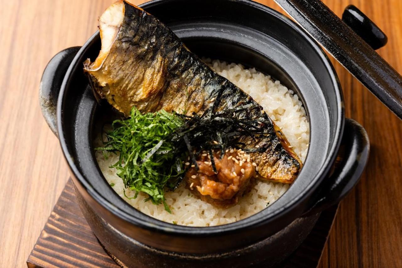 土鍋に入ったご飯ととろ鯖と梅干し