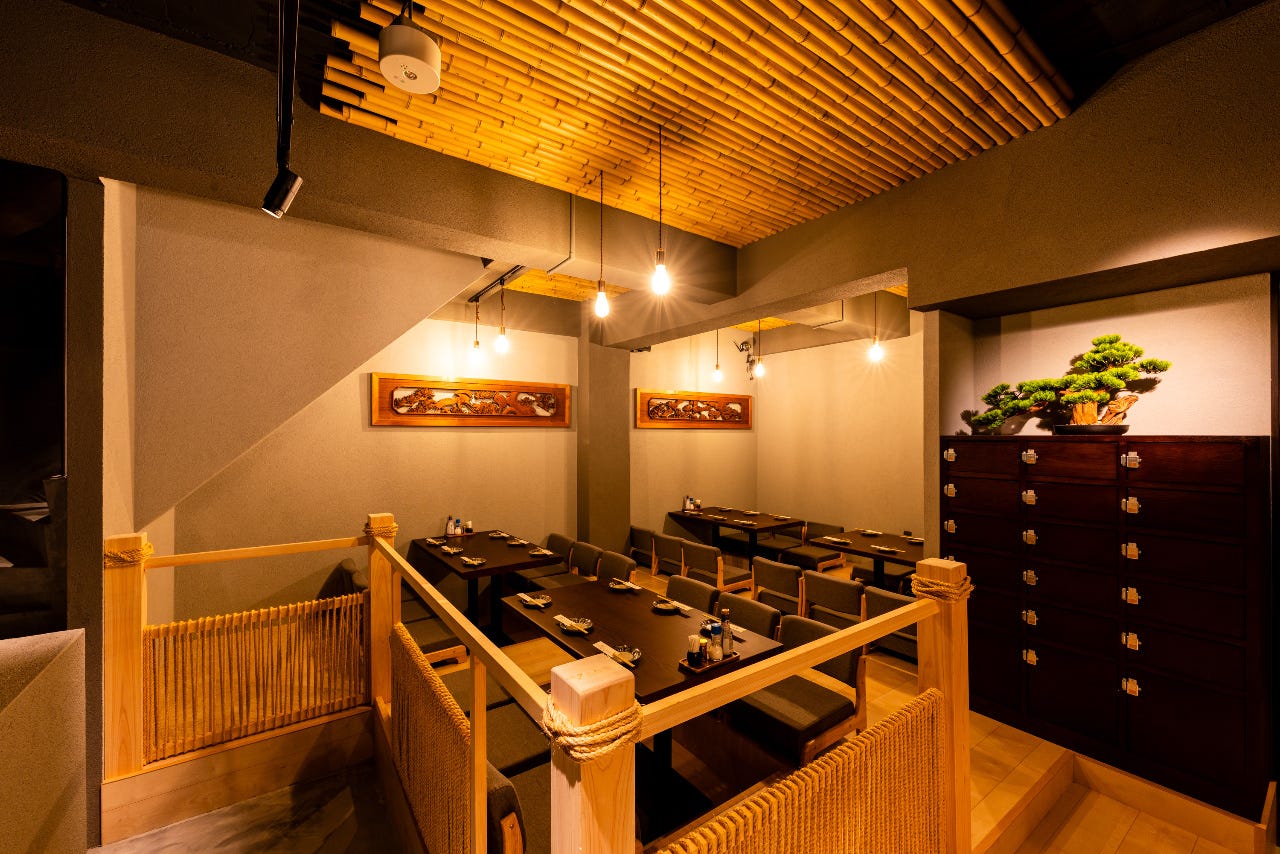炉端焼きと日本酒 ご縁もん 上野本店の木目調の店内