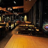 神戸夜景を望むテーブル席で、家族揃ってのお食事や特別な宴をどうぞ